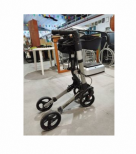¿Cómo se debe ajustar la altura del reposabrazos en una silla de ruedas motorizada?插图