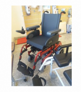 ¿Cómo se debe ajustar la anchura del asiento en una silla de ruedas motorizada?插图