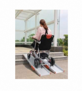 ¿Cómo se debe ajustar el ángulo del reposapiés en una silla de ruedas motorizada?插图